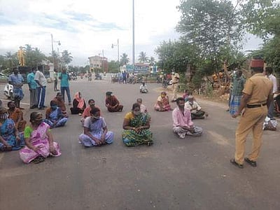 காரைக்காலில் கரோனாவால் உயிரிழந்தவர் சடலத்தை அப்புறப்படுத்துவதில் தாமதம்: பொதுமக்கள் சாலை மறியல்