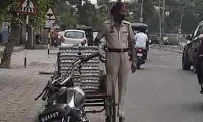 சாலையோரம் நிறுத்திவைக்கப்பட்டிருந்த டிரைசைக்கிளில் முட்டைகளை திருடிய காவலர் பணியிடை நீக்கம்