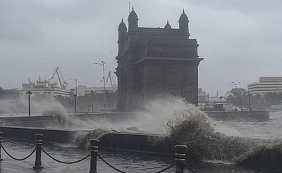 மிரட்டும் டவ்-தே புயல் - புகைப்படங்கள்