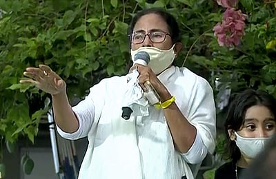 என்னையும் கைது செய்யுங்கள்: நாரதா வழக்கு விசாரணையில் மம்தா ஆவேசம்