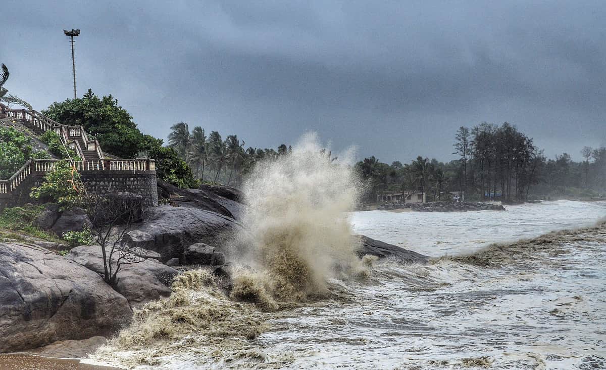 கடலோர கிராமங்களிலிருந்து 12,420 பேர் வெளியேற்றம்: மகாராஷ்டிர முதல்வர்