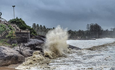 கடலோர கிராமங்களிலிருந்து 12,420 பேர் வெளியேற்றம்: மகாராஷ்டிர முதல்வர்