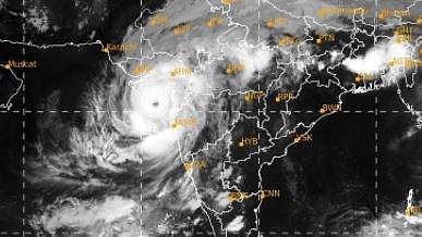 கரையை கடக்கத் தொடங்கியது டவ்-தே புயல்