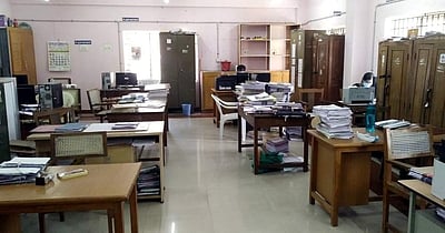 கரோனாவால் காங்கயம் வட்டாட்சியர் அலுவலக ஊழியர் மரணம்: வெறிச்சோடிய அலுவலகம்  