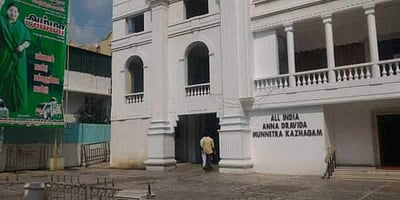 கரோனா நிதியாக ரூ. 1 கோடி வழங்கியது அதிமுக