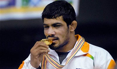 மல்யுத்த வீரர் சுஷில் குமார் தலைமறைவு: துப்பு கொடுப்பவர்களுக்கு சன்மானம் என தில்லி காவல்துறை அறிவிப்பு