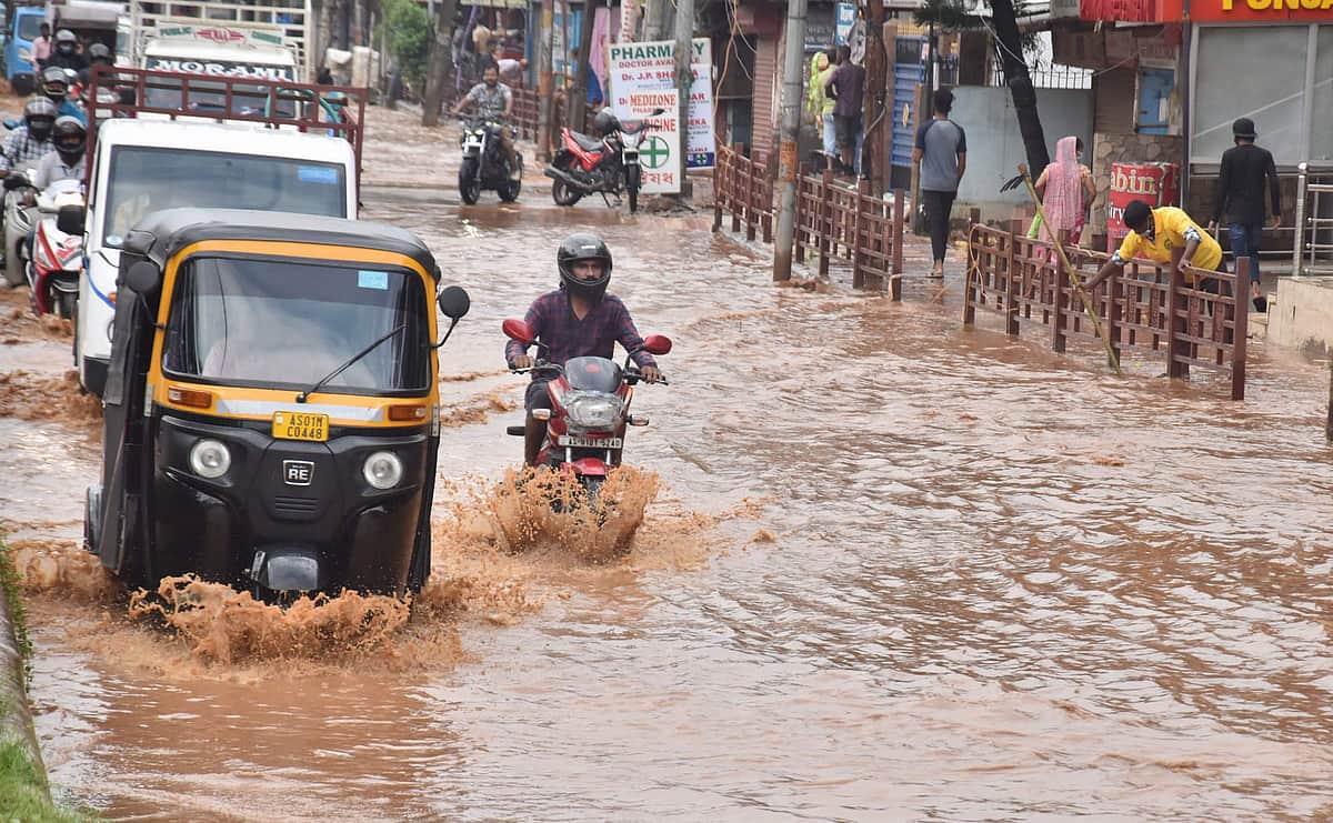 மும்பையில் கனமழைக்கு வாய்ப்பு: இதுவரை 3 பேர் பலி 