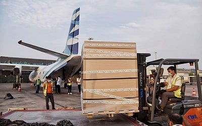 ஆக்ஸிஜன் செறிவூட்டிகளுடன் இந்தியாவுக்கு வந்த விமானங்கள் - படங்கள்