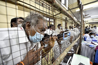 1 மணி நிலவரம்: முந்துகிறது திமுக; பின்தங்கும் அதிமுக