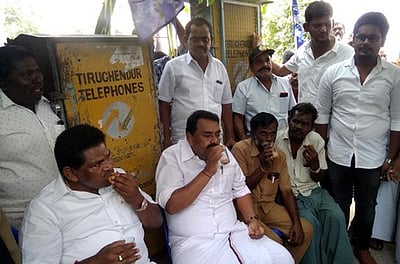 முதுகுளத்தூர் தொகுதியில் ராஜ கண்ணப்பன் முன்னிலை