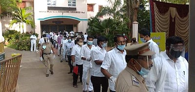 திருச்சி ஜமால் முகமது கல்லூரியில் சோதனைக்கு பிறகு அனுமதி! 