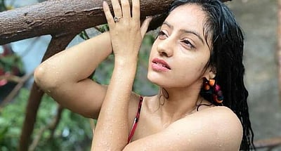 புயல் பாதிப்புக்கு மத்தியில் நடனம் ஆடிய நடிகை: ரசிகர்கள் விமர்சனம் (படங்கள், விடியோ)