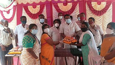 ரூ.1.5 லட்சம் சொந்த செலவில் மாணவர்களின் குடும்பத்திற்கு நிவாரண உதவி வழங்கிய அரசு பள்ளி தலைமை ஆசிரியர்