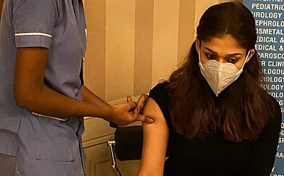 நயன்தாரா தடுப்பூசி செலுத்திக்கொண்டதில் சர்ச்சை: புதிய புகைப்படம் வெளியானது!