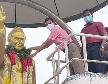 ராஜீவ்காந்தி சிலைக்கு மரியாதை