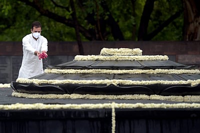 ராஜீவ் காந்தி நினைவு நாள்: தந்தையின் நினைவிடத்தில் ராகுல் அஞ்சலி