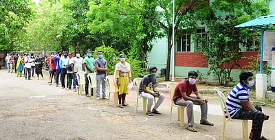 18 வயதுக்கு மேற்பட்டோருக்கு தடுப்பூசி: மக்கள் ஆா்வம்