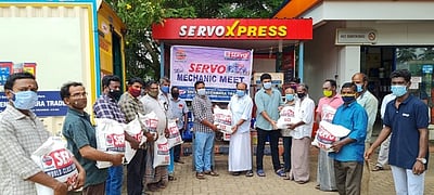 மெக்கானிக் பணியாளா்களுக்கு அரிசி வழங்கல்