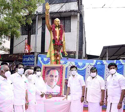 ராஜீவ்காந்தி சிலைக்கு முதல்வா் மரியாதை