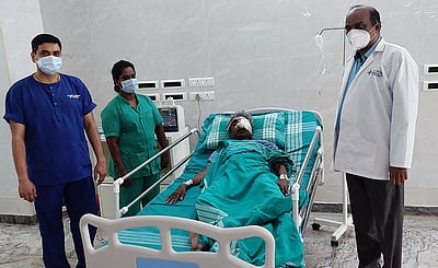 ஒசூா் செயின்ட் பீட்டா்ஸ் மருத்துவக் கல்லூரியில்கருப்புப் பூஞ்சை நோயாளியின் கண் அகற்றம்