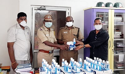 போலீஸாருக்கு கரோனா தடுப்புப் பொருள்கள்