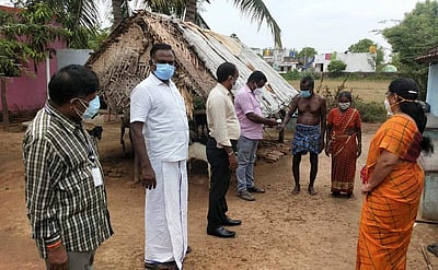 கும்மிடிப்பூண்டியில் வீடு வீடாக காய்ச்சல் பரிசோதனை: மாவட்ட உதவி இயக்குனர் நேரில் ஆய்வு