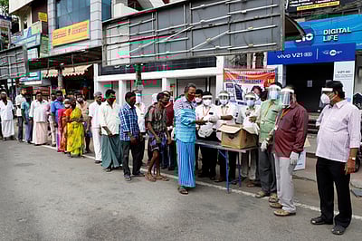 முன்களப் பணியாளா்கள், பொது மக்களுக்கு கிருமி நாசினி விநியோகம்