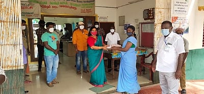 களக்காடு பேரூராட்சி முன்களப் பணியாளா்களுக்கு முகக்கவசம்