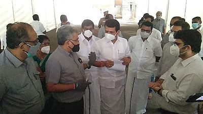 டிஎன்பிஎல் காகித ஆலையில் கரோனா சிகிச்சை மையப் பணி: மின்துறை அமைச்சா் ஆய்வு