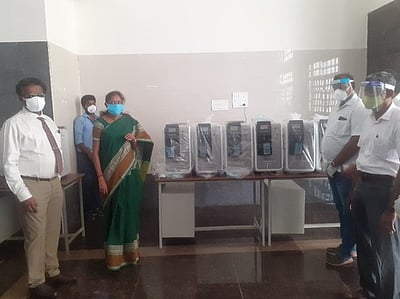 கரூா் அரசு மருத்துவக் கல்லூரி மருத்துவமனைக்கு ஆக்சிஜன் செறிவூட்டிகள்