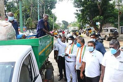 குமரியில் 50 ஆயிரம் பேருக்கு முகக் கவசம்விஜய் வசந்த் எம்.பி. வழங்கினாா்