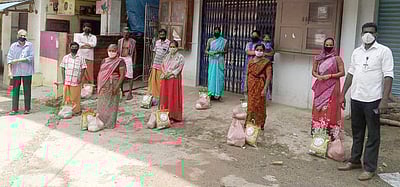 குழித்துறையில் புலம்பெயா்ந்த தொழிலாளா்களுக்கு உணவுப் பொருள்கள் வழங்கல்