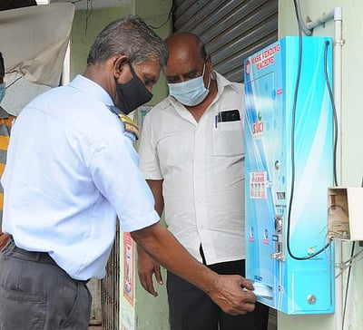 ரூ. 5 செலுத்தினால் முகக் கவசம் வழங்கும் தானியங்கி இயந்திரம்