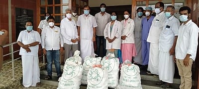 மருத்துவா்களுக்கு சிற்றுண்டி தொகுப்புகள்