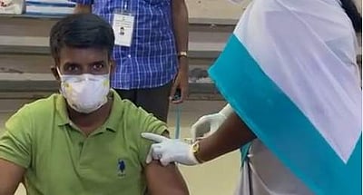 மாநகராட்சிப் பள்ளியில் கரோனா தடுப்பூசி செலுத்திக்கொண்ட நடிகர் சூரி (விடியோ)