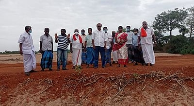 கட்டுமானப் பணிகளை விரைவுபடுத்த கோரி வெண்ணாற்றில் இறங்கி விவசாயிகள் ஆா்ப்பாட்டம்