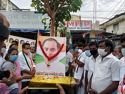30ஆவது நினைவுதினம்: ராஜீவ் காந்தி உருவப்படத்துக்கு மரியாதை