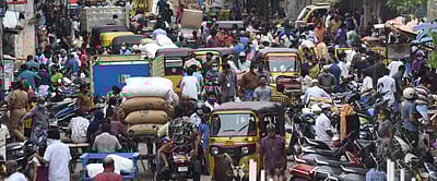 கரோனாவை மறந்து பொருட்களை வாங்கக் குவிந்த மக்கள் - புகைப்படங்கள்