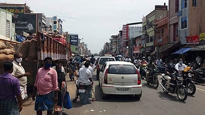 சிதம்பரத்தில் பொருள்கள் வாங்க அலைமோதிய கூட்டம்: மாலுக்கு சீல் வைப்பு