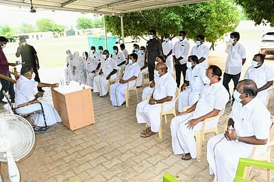 ஓ.பன்னீர் செல்வத்தை சந்தித்து ஆறுதல் தெரிவித்த அதிமுக எம்எல்ஏக்கள்