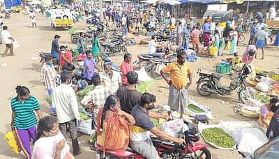நாளை முதல் தளர்வுகளற்ற பொதுமுடக்கம்: திருப்பூர் சந்தையில் அலைமோதிய கூட்டம்