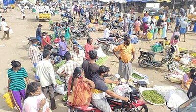 நாளை முதல் தளர்வுகளற்ற பொதுமுடக்கம்: திருப்பூர் சந்தையில் அலைமோதிய கூட்டம்