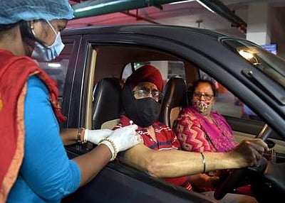 ஆக்சிஜன் ஏற்றிச் செல்லும் வாகனங்களின் ஓட்டுநா்களுக்கு கரோனா தடுப்பூசி:மத்திய அரசு அனுமதி