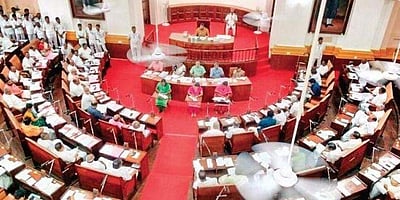 கேரளத்தில் எம்எல்ஏ-க்கள் பதவியேற்பு