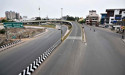 தளர்வில்லா முழு ஊரடங்கால் வெறிச்சோடிய சாலைகள் - புகைப்படங்கள்