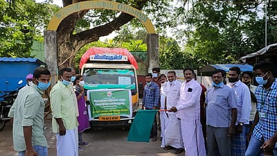 சீர்காழியில் நடமாடும் காய்கனி விற்பனை: தொடங்கி வைத்தார் எம்எல்ஏ பன்னீர்செல்வம் 