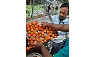 விவசாயிகளே காய்கறிகளை நேரடி விற்பனை செய்ய அனுமதிக்கக் கோரிக்கை