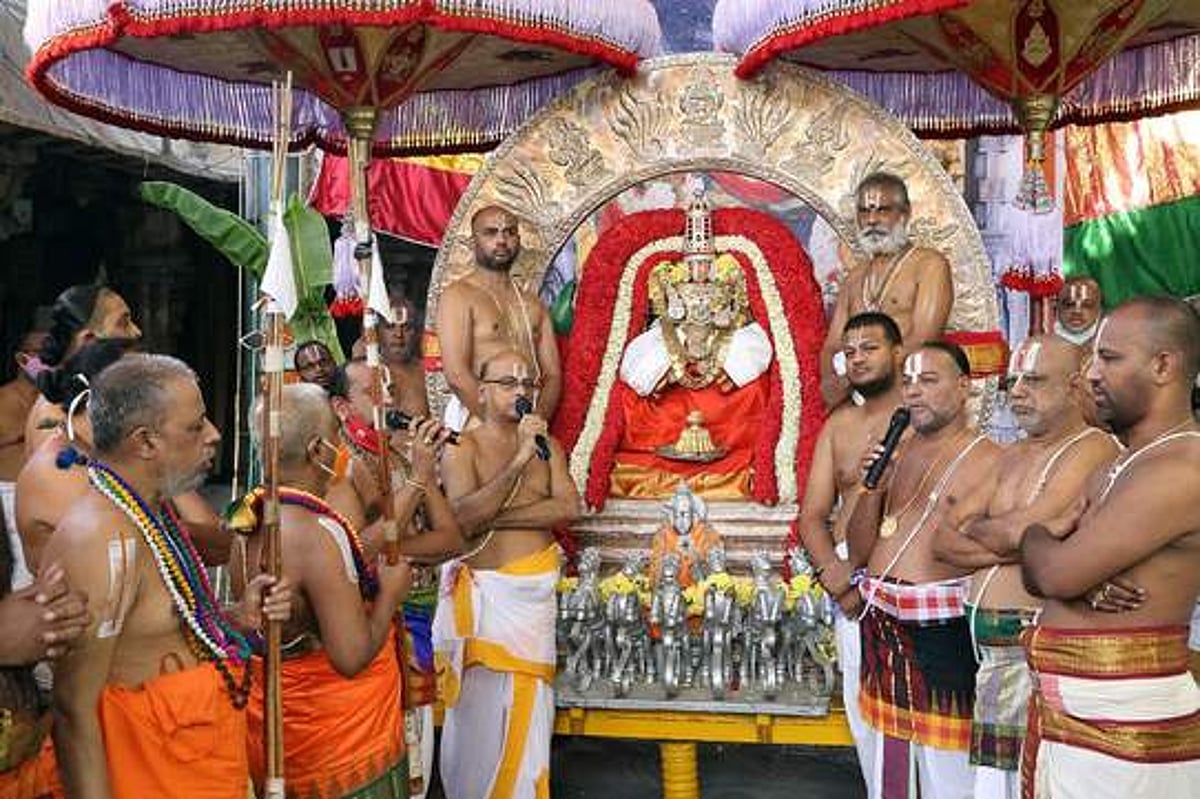 சூரிய, சந்திர பிரபை வாகனங்களில் எழுந்தருளிய ஸ்ரீகோவிந்தராஜா்