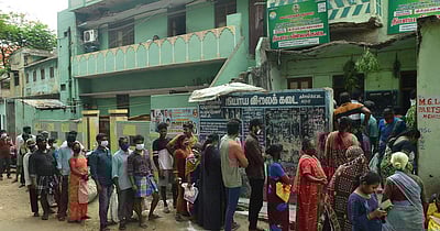 அத்தியாவசிய பொருட்களை வாங்க ரேஷன் கடைகளில் மக்கள் கூட்டம் - புகைப்படங்கள்