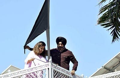 விவசாயிகளுக்கு ஆதரவு: வீட்டில் கருப்புக்கொடி ஏற்றிய அமைச்சர்